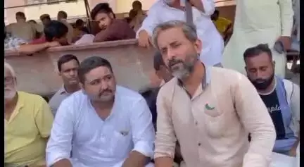 जोधपुर: चोका क्षेत्र में बिजली विभाग की लापरवाही से लाइनमैन की हुई मौत, समाज के लोगों ने MDM अस्पताल की मोर्चरी पर दिया धरना