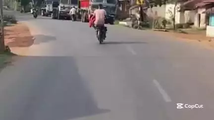 बालोद: बालोद-दुर्ग मार्ग पर नशे में झूमता मोपेड सवार, राहगीरों ने बनाया युवक का वीडियो