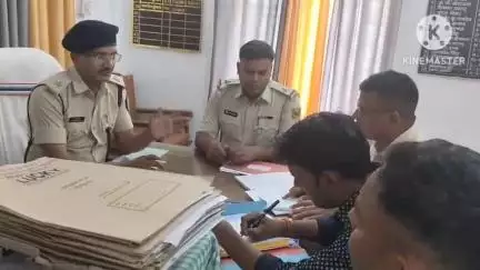 पकरीबरावां: पकरीबरावां पुलिस सर्किल इंस्पेक्टर ने पकरीबरावां थाना में दर्ज कांड के अनुसंधान कर्ता के कांडों का किया रिव्यू