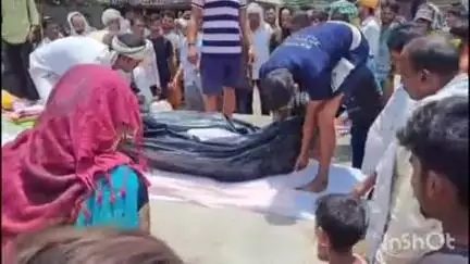 भभुआ: पंची गांव के पास सड़क दुर्घटना में व्यक्ति की मौत के बाद परिजनों के घर पहुंचे विकास सिंह उर्फ लल्लू पटेल