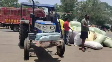 भंडारा: नागपूर-रायपूर राष्ट्रीय महामार्गावरील शिंगोरी फाट्यावर धानाची वाहतूक करणाऱ्या ट्रॅक्टरचा अपघात, तीन युवक जखमी