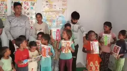 रावतसर: रावतसर में सी डब्ल्यू सी मजिस्ट्रेट की प्रेरणा से वंचित वर्ग के बच्चों को वितरित की गई पाठ्य सामग्री