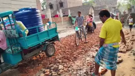সাগরদিঘি: সাগরদিঘী কাবিলপুর এলাকার স্থানীয় মানুষজন চাঁদা তুলে ঈদের আগে রাস্তা সাড়াই এর কাজ শুরু করলো