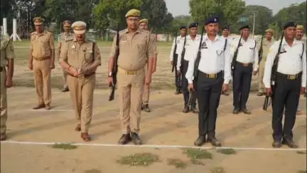 इटावा: सदर क्षेत्र के रिजर्व पुलिस लाइन में परेड का आयोजन किया गया, एसएसपी ने ली परेड की सलामी