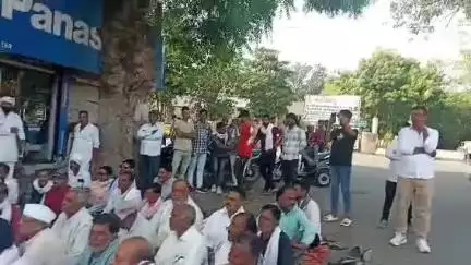 नरसिंहपुर: मुशरान पार्क के सामने धरने पर बैठे कांग्रेसी, प्रदेश की BJP सरकार पर भ्रष्टाचार व किसानों की अनदेखी के लगाए आरोप