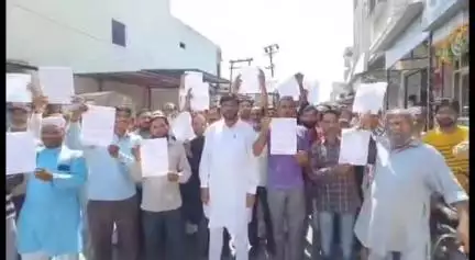 रामनगर: ग्राम पूछडी में जिला विकास प्राधिकरण द्वारा दिए गए नोटिस के विरोध में ग्रामीणों ने विधायक को ज्ञापन सौंपा