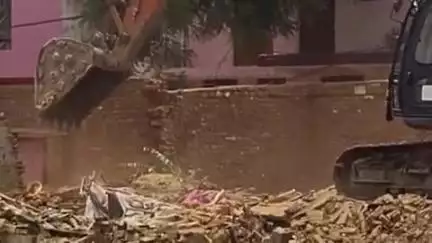 टीकमगढ़: नोटिस के बाद भी बंडा नहर से अतिक्रमण नहीं हटाने पर हुई कार्रवाई, ढहाए गए 33 अतिक्रमणकारियों के अवैध निर्माण
