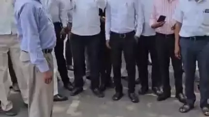 तिलहर: हरपरा गांव के अधिवक्ता को कार ने मारी टक्कर, पुलिस द्वारा कार्रवाई न करने पर अधिवक्ताओं ने SP से मिलकर दिया ज्ञापन