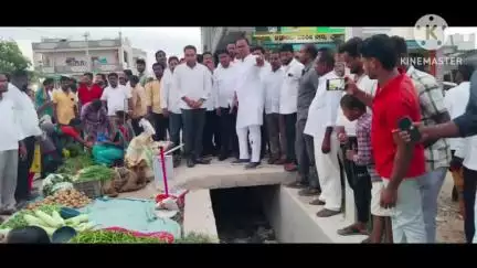 మునుగోడు: పట్టణంలో విస్తృతంగా పర్యటించి సంతలో ఉన్న సమస్యలను అడిగి తెలుసుకున్న ఎమ్మెల్యే కోమటిరెడ్డి రాజగోపాల్ రెడ్డి