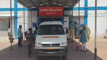 बालाघाट: रेलवे स्टेशन परिसर में पुताई करते समय रस्सी के बने झूले से गिरा मज़दूर, गंभीर रूप से हुआ घायल