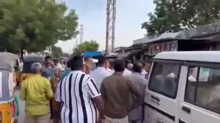 పటాన్​​చెరు: భారతి నగర్  డివిజన్  పలు కాలనీలలో పర్యటించిన జోనల్ కమిషనర్ హేమంత్, కార్పొరేటర్ సింధు ఆదర్శ్ రెడ్డి