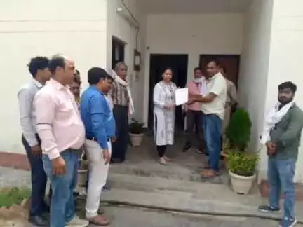 कोरांव: तहसील मुख्यालय पर लेखपालों ने प्रदर्शन कर एसडीएम को निलंबित लेखपालों की बहाली हेतु ज्ञापन सौंपा
