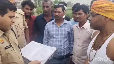 कुरावली: कुरावली पुलिस ने ईमानदारी की मिसाल पेश की, मृतक के पास मिले रुपयों को परिजनों के सुपुर्द किया
