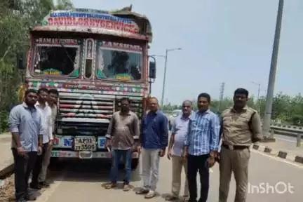 భోగాపురం, నాతవలస టోల్ ప్లాజా దగ్గర GST రసీదు లేకుండా అక్రమంగా స్క్రాప్ తరలింపుపై GST అధికారి ఉమా శంకర్ దాడులు
