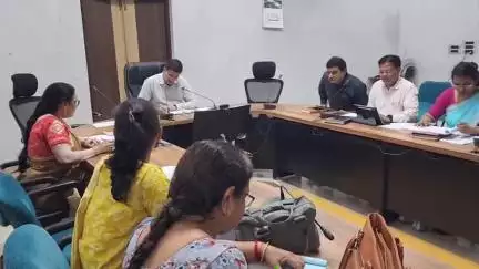 खंडवा नगर: कलेक्टर कार्यालय में महिला बाल विकास विभाग की हुई बैठक, कलेक्टर ने कहा- बच्चों के भोजन में गड़बड़ी नहीं होनी चाहिए