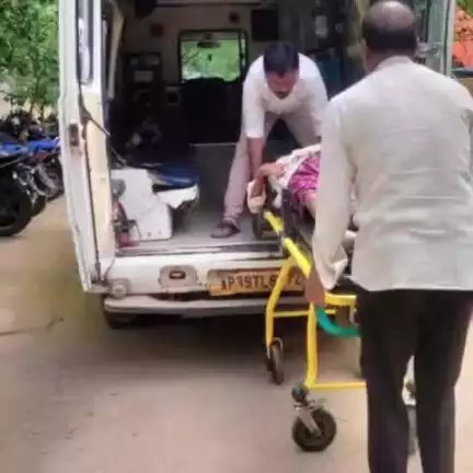 నగరంలోని రైల్వే స్టేషన్‌లో ప్రమాదవశాత్తు రైలు నుంచి జారిపడి వృద్ధుడికి తీవ్ర గాయాలు