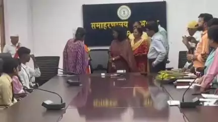रनियां: खूंटी: सोदे के चंदन लोहार को उपायुक्त ने किया सम्मानित, 12वीं में लाए 90% अंक