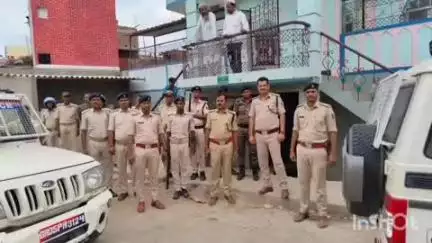 बंजरिया: अजगरवा में बकरीद व महावीरी झंडा की पूर्व संध्या पर शुक्रवार को पुलिस प्रशासन की टीम ने फ्लैग मार्च किया