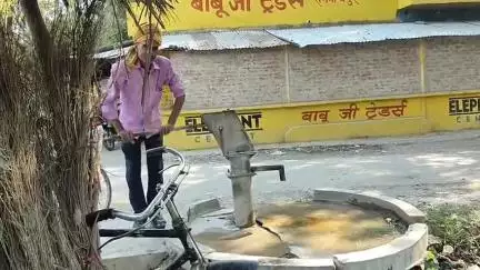 अमेठी: अमेठी में भीषण गर्मी में रामनाथपुर छोटा गांव के हैंडपंप ने तोड़ा दम, पानी के लिए तरसे ग्रामीण