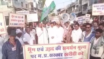 नरसिंहपुर: मूंग, उड़द खरीदी और बिजली कटौती के विरोध में कांग्रेसियों ने मुशरान पार्क से निकाली रैली