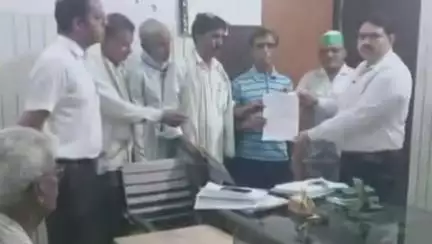 सासनी: भारतीय किसान यूनियन के कार्यकर्ताओं ने तहसील पहुंचकर विभिन्न मांगों को लेकर प्रधानमंत्री के नाम एसडीएम को सौंपा ज्ञापन