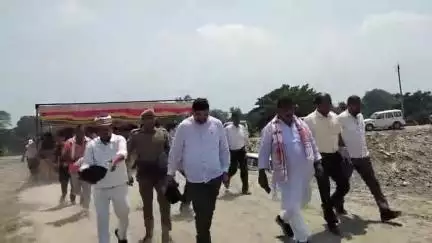 महमूदाबाद: रामपुर मथुरा में घाघरा नदी की कटान रोकने की तैयारी का निरीक्षण सीतापुर के डीएम अभिषेक आनंद ने किया