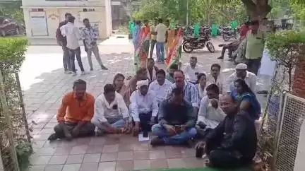 सेंधवा: कांग्रेस पर टिप्पणी करने वाले के खिलाफ एफआईआर की मांग, सेंधवा में थाने पर धरना