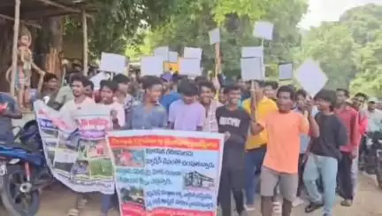మావోయిస్టులకు వ్యతిరేకంగా మారేడుమిల్లి మండలంలో యువకుల భారీ ర్యాలీ, తమ గ్రామాల వైపు రావద్దు అంటూ నినాదాలు