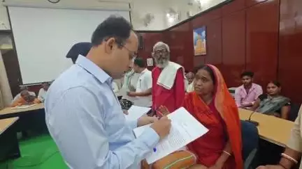 गया टाउन सीडी ब्लॉक: जिलाधिकारी शशांक शुभंकर ने समाहरणालय में 400 पीड़ितों की समस्याएँ सुनीं, कई मामलों का मौके पर निपटारा किया