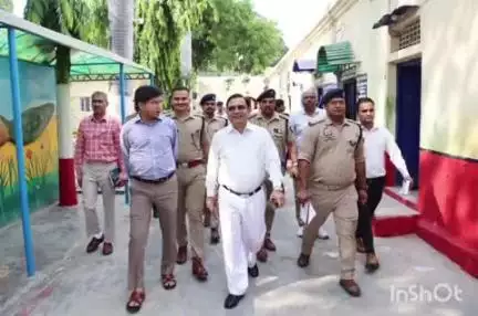 संभल: संभल के न्यायाधीश दुर्ग नारायण सिंह, जिलाधिकारी व पुलिस अधीक्षक कृष्ण बिश्नोई ने जिला कारागार मुरादाबाद का किया निरीक्षण