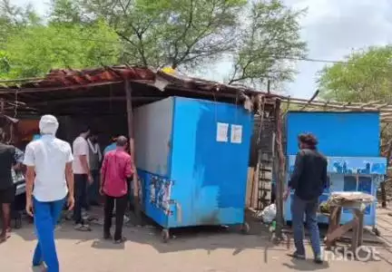 राजनांदगांव: बसंतपुर जिला अस्पताल के सामने से नगर निगम के अतिक्रमण दस्ते द्वारा ठेला और झोपड़ी हटाई गई