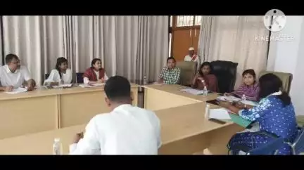 खूंटी: समाहरणालय में मतदान केंद्रों के युक्तिकरण पर जिला निर्वाचन पदाधिकारी की अध्यक्षता में हुई बैठक