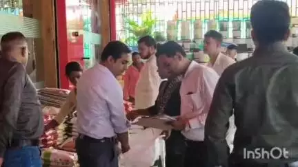 लुण्ड्रा: उदारी में मुस्ताक एग्रो गोदाम में मिला अवैध खाद, प्रशासन लगातार खाद और बीज के मामलों में कर रही कार्यवाही