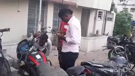 अरवल: पटना से चोरी हुई मोटरसाइकिल सदर अस्पताल के पास बरामद, पुलिस ने किया सुपुर्द