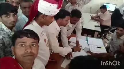 દિયોદર: સાલપુરા ગામેં વરરાજાએ સરપંચપદનીઉમેદવારી નોંધાવી
વરરાજા સરપંચ પદ માટે જાનૈયા અને સમર્થકો સાથે પહોંચી ઉમેદવારી નોંધાવ્યા