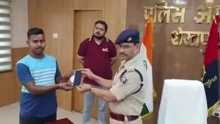 शेखपुरा: राष्ट्रपति का खोया फोन एसपी ने लौटाया, ऑपरेशन मुस्कान में 17 लोगों को उनके फोन वापस मिले