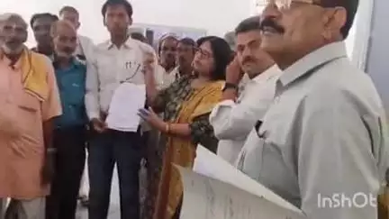 सिकंदराराऊ: वसई बाबस के दर्जनों ग्रामीणों ने कलेक्ट्रेट में जिला अधिकारी को ज्ञापन सौंपकर चकबंदी कराने की मांग की
