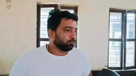 सामाजिक मीटिंग में लोगों के साथ दुर्व्यवहार और अवैध उगाही रंगदारी आदि मांगने पर विचार रखते हुए युवा,