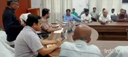 बलिया: मुख्य विकास अधिकारी ने विकास भवन सभागार में प्रधानमंत्री की महत्त्वाकांक्षी योजना PM सूर्य घर की प्रगति की समीक्षा की