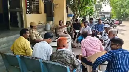 किशनगंज: ईद के त्यौहार को लेकर किशनगंज पुलिस थाने में सीएलजी एवं शांति समिति के सदस्यों की बैठक का आयोजन किया गया