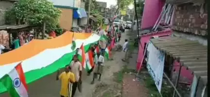 কুলতলি: সুদীর্ঘ তেরেঙ্গা পতাকা নিয়ে ভাষা পাঁচমাথা থেকে পেটকুল চাঁদ ব্রিজ পর্যন্ত কয়েক কিলোমিটার পথযাত্রা হিন্দু সংগঠনের