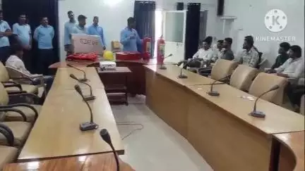 आगर: SDERF ने एसपी कार्यालय में सिविल डिफेंस वालेंटियर को बाढ़ से बचाव की जानकारी दी