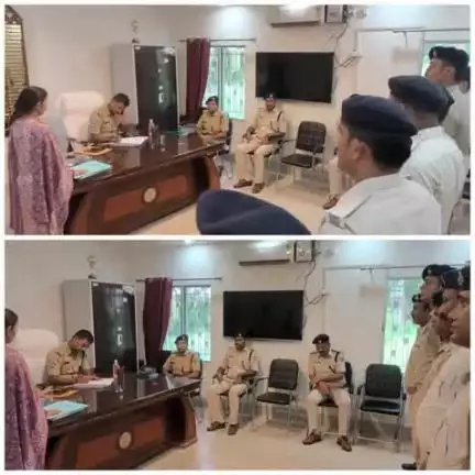 आज दिनांक-06.06.2025 को पुलिस अधीक्षक, कटिहार द्वारा लाइन डे के दिन पुलिस केंद्र कटिहार का निरीक्षण किया गया एवं पुलिसकर्मियों की विभिन्न समस्याओं को सुनकर समाधान हेतु उचित दिशा-निर्देश दिया गया I