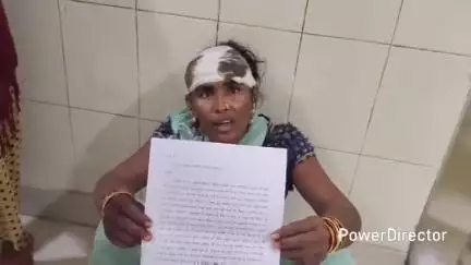 मऊ: मानिकपुर के डांड़ी अहिरान में पड़ोसियों द्वारा मां-बेटे के साथ की गई मारपीट के मामले में पीड़िता ने एसपी को सौंपा ज्ञापन