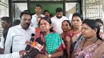 ରାୟଗଡା: ଦଳର ସଂଘଠନକୁ ନେଇ ରାୟଗଡ଼ା ଜିଲ୍ଲାରେ ବିଜେଡିର ଦୁଇ ବରିଷ୍ଠ ନେତା:କର୍ମୀଙ୍କ ସହ ମିଶି ଦୁର୍ଗୀ ଠାରେ ପ୍ରତିକ୍ରିୟା ରଖିଲେ ପ୍ରମିଳା ମଲ୍ଲିକ
