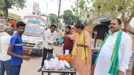 कन्नौज जनपद के छिबरामऊ में पश्चिमी बाईपास पर महेश्वर नाथ मंदिर में कन्या भोज के साथ भक्तों ने किया शरबत वितरण।