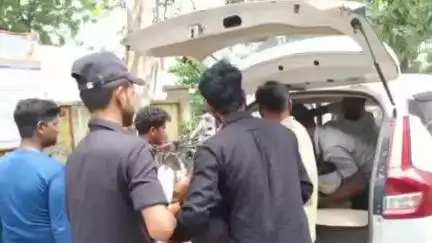 गोला: चिलवा में पिकअप और बाइक की टक्कर, हादसे में दो किशोर गंभीर रूप से घायल, पुलिस ने किया वाहन सीज, चालक हिरासत में
