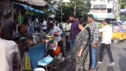 నగరంలో ఫుట్పాత్లపై ఉన్న షాపులను బండ్లను తొలగించండి: కమిషనర్ మౌర్య