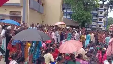 রাজগঞ্জ: ধর্ষণে অভিযুক্তর কঠোর শাস্তির দাবিতে মাল থানা ঘেরাও করে বিক্ষোভ দেখালো শ্রমিকরা