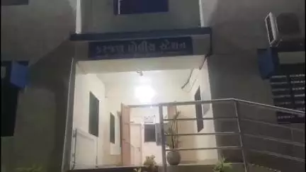 વડોદરા: કરજણ પોસ્ટેના છેતરપિંડીના ગુનામાં સંડોવાયેલ 7 મારતી વોન્ટેડ આરોપીને મહેસાણા ખાતેથી જિલ્લા પેરોલ ફ્લો સ્કોડે ઝડપી પાડ્યો